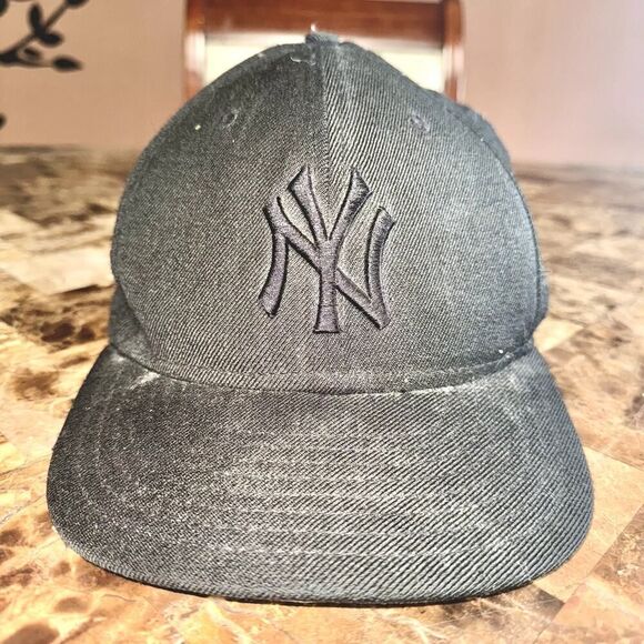 59Fifty MLB New York Yankees Triple Black Mens Fitted Hat Cap Size 8 - Picture 2 of 10
